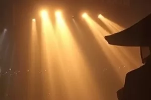 风铃调查局剧集封面挂满风铃的旧办公室